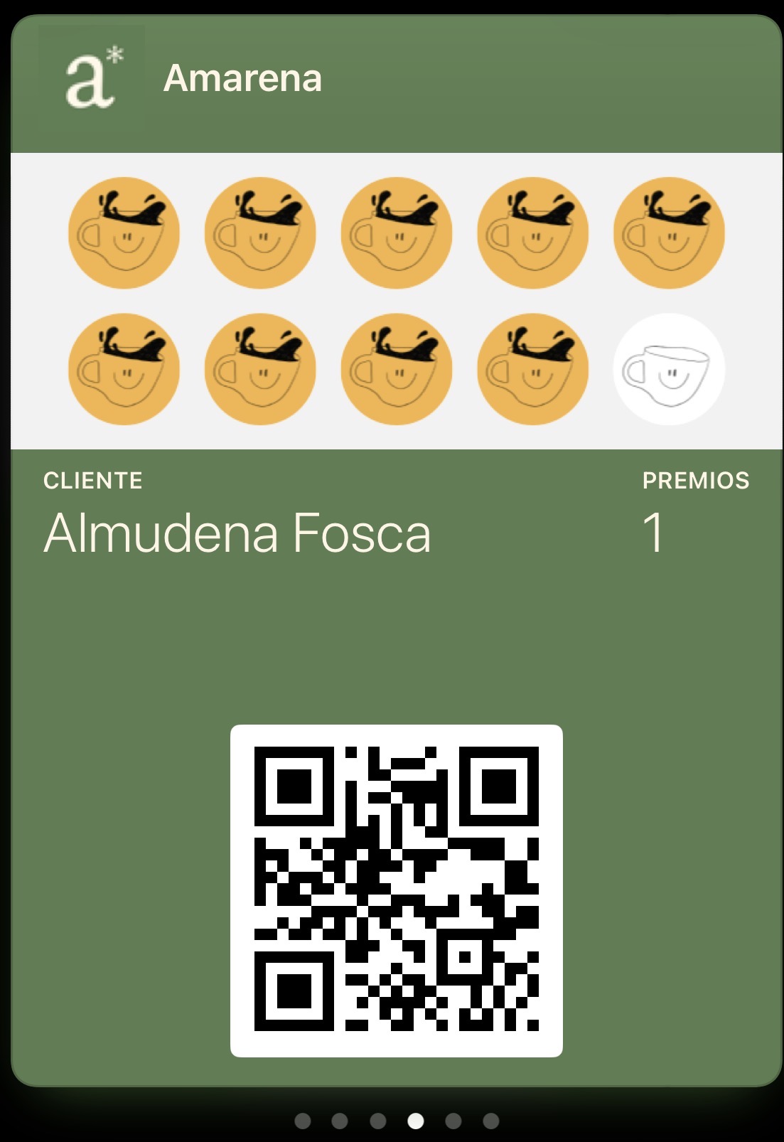 Tarjeta de sellos de Amarena Café Urbano abierta en el Apple Wallet de un iPhone, con 9 de 10 sellos y el código QR del cliente